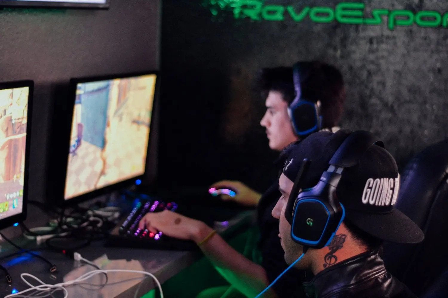 Sådan får du tid til både træning og gaming Er du en af de mange, som synes, der er for få timer i døgnet, fordi der er så meget, du gerne vil? Rigtigt mange unge mænd vil gerne træne og holde deres krop i form, men samtidig vil de også gerne game med vennerne, og hvordan får man tid til begge dele? Det ser vi på her, så læs med og få gode råd til at nå det hele. Hvis man febrilsk prøver at nå det hele på én gang, risikerer man at brænde ud, og det er derfor vigtigt at prøve at indføre nogle rutiner, så man har en hverdag, der fungerer. Det gælder altså om at finde en balance mellem spil, træning og de andre ting, man skal i løbet af ugen. Skemalæg din træning Først og fremmest må man se på, hvad der er vigtigt for en, og her vil mange sige, at træning vil de ikke gå på kompromis med. Da kan man lægge et skema for, hvornår man vil træne og på den måde prioritere det. Sørg for at der er god tid rundt om træningen til at komme afsted og også slappe lidt af bagefter. Det kan være en god idé at hænge skemaet op på køleskabet eller et andet sted, hvor du ser det, så du ikke skal lede efter det og potentielt ender med at afvige fra planen. Der er kun 24 timer i døgnet Selvom gaming er fedt, er det også en smule vanedannende, og det kan være svært at rive sig løs, når man sidder og er godt i gang. Desværre, vil nogle sige, er der kun 24 timer i døgnet, og for at kunne prioritere træningen kan det være nødvendigt at sætte grænser for gamingen, for der er trods alt også andre ting, der skal passes. For at det hele kan gå op, kan man arbejde på at få en balance, så man både har tid til det vigtigste, nemlig træningen, men også sjov og hygge i form af spil eller gaming. Stræb efter at få en balance Netop balance er et nøgleord her i livet. Her kan man også bruge talemåden “alt med måde”. Det betyder, at man ikke skal fornægte sig selv det, man gerne vil, men blot have en fornuftig balance, og det gælder uanset om der er tale om træning eller spil. Træning er godt, men for meget træning er ikke godt, og sådan kan man også sige, det er med spil. Et lille spil i ny og næ kan være sjovt og hyggeligt, men også her bør man være opmærksom på, at det ikke tager overhånd, for så er det ikke sjovt mere, og sjov er netop meningen med spil. For at bevare glæden må man altså samtidig have øje for, hvornår man skal stoppe og lave noget andet. Således er det altså muligt at skabe en balance, så der bliver tid til både træning og gaming, og med denne lille guide er du godt rustet til at få en fornuftig hverdag op at køre, hvor du prioriterer det, der er vigtigt for dig, men samtidig får lidt af det, der er sjovt, men knap så vigtigt.